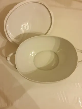Vajilla de porcelana con borde dorado