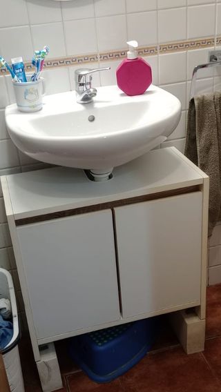 Lavabo Roca con mueble y grifo.