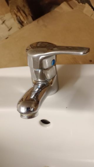 Lavabo Roca con mueble y grifo.