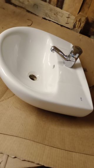 Lavabo Roca con mueble y grifo.