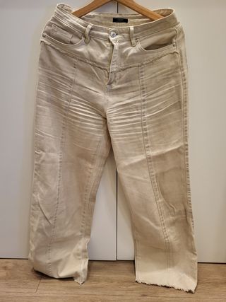 Pantalón vaquero beige con detalles plateados