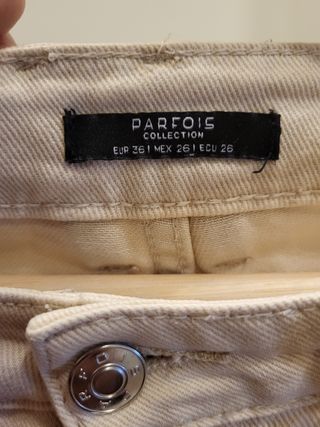 Pantalón vaquero beige con detalles plateados