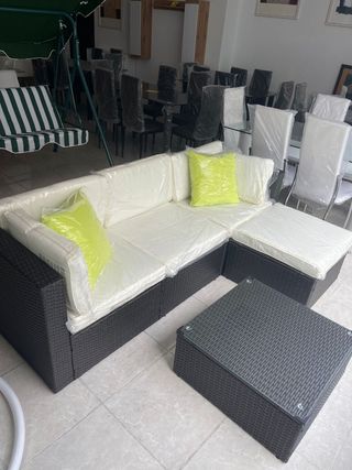 Sofá modular ratán con cojines verdes