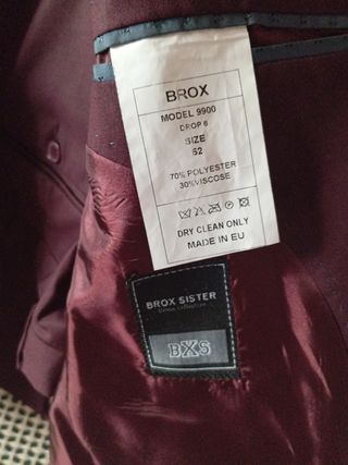 Traje color vino