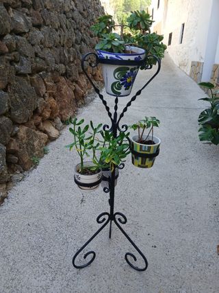 Jardinera rústica de cerámica y metal