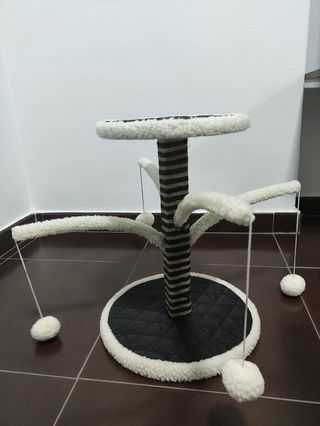 Rascador para gatos con brazos flexibles y pelotas