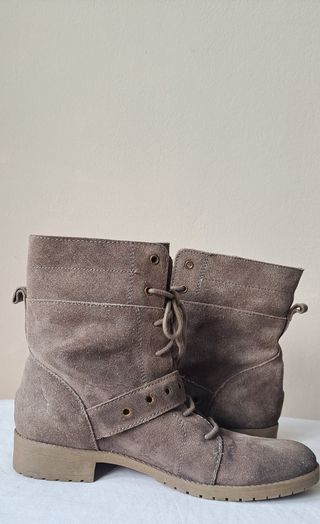 Botines grises con cordones y hebilla