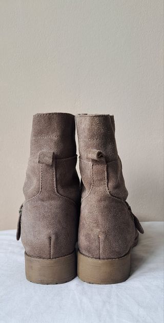 Botines grises con cordones y hebilla