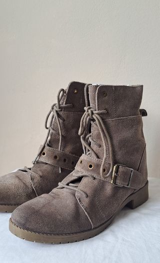 Botines grises con cordones y hebilla