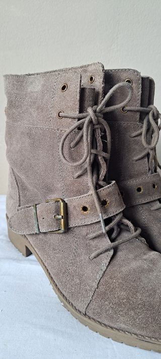 Botines grises con cordones y hebilla