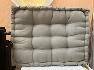2 Cojines de exterior gris.
