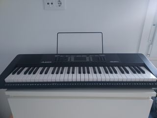Piano Alesis Melody 61, con soporte y banqueta.