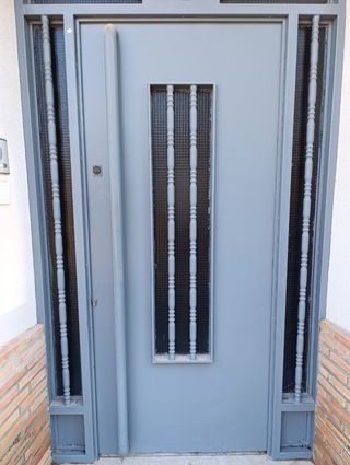 Puerta de hierro exterior
