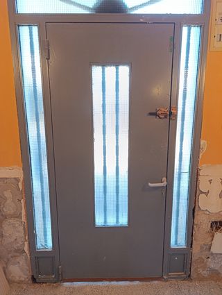 Puerta de hierro exterior