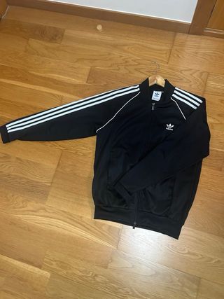 Chaqueta Adidas Negra con Rayas Blancas