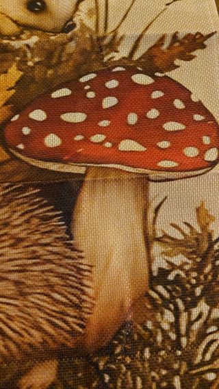 Runner da Tavola Ricamato con Riccio e Funghi