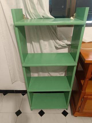 Estantería de madera verde