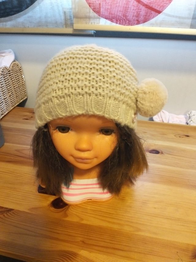 Gorro de lana beige con pompón