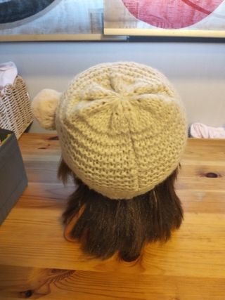 Gorro de lana beige con pompón