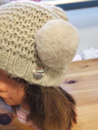 Gorro de lana beige con pompón