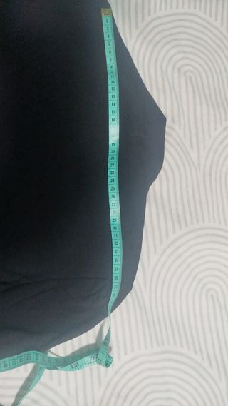 Chaqueta militar negra con botones dorados