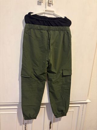 Pantalón premamá verde con fajón negro