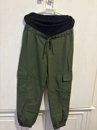 Pantalón premamá verde con fajón negro