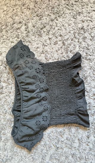 Blusa negra hombros descubiertos