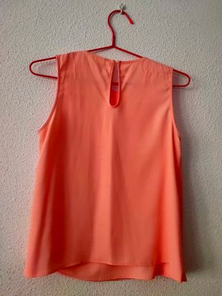 Blusa sin mangas color salmón elegante