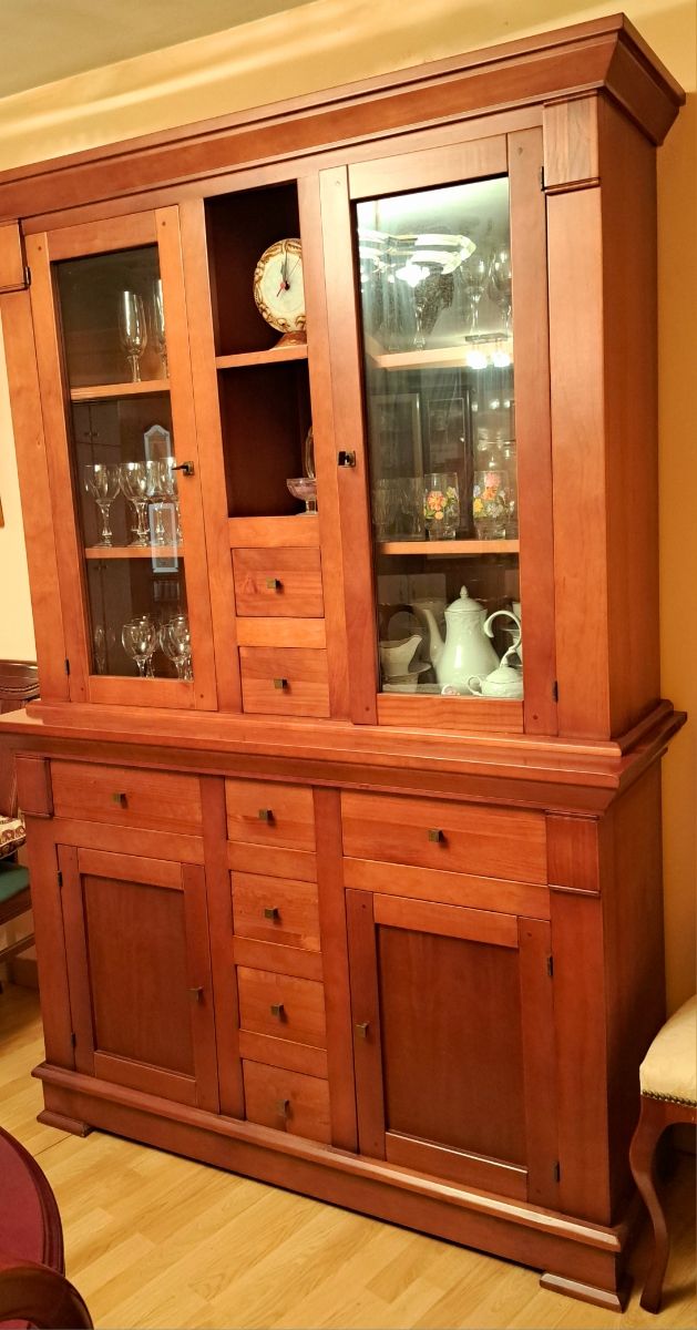 Mueble comedor de madera y cristal