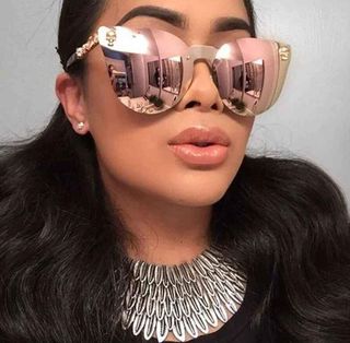 Gafas de sol doradas y rosas