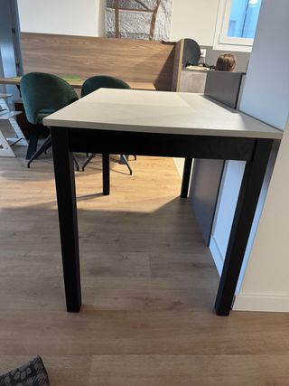 Mesa de comedor beige y negra