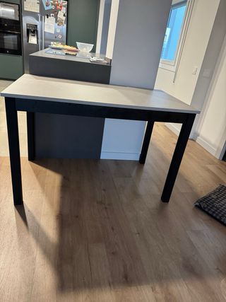 Mesa de comedor beige y negra