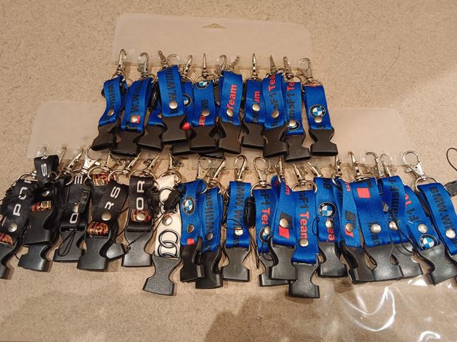 LOTE 32 BMW TEAM ,PORSCHE  LLAVERO CON MOSQUETON