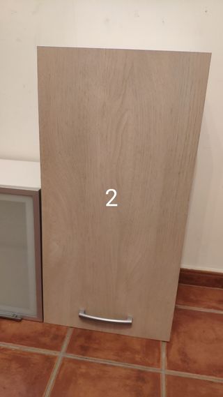Muebles de cocina madera y de cristal.
Colgados.

