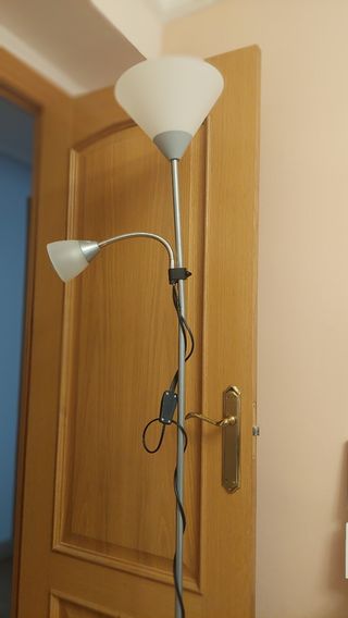 Lámpara de pie moderna plata y blanco