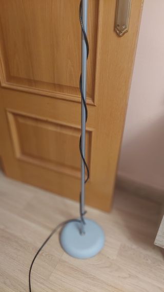 Lámpara de pie moderna plata y blanco