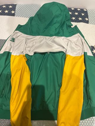 Chaqueta Nike con capucha verde y amarilla