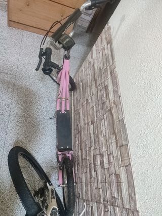 Patinete rosa infantil y juvenil.