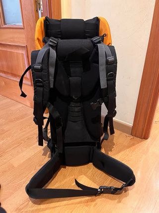 Mochila Portabebés Montaña marca Deuter