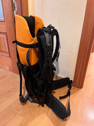 Mochila Portabebés Montaña marca Deuter