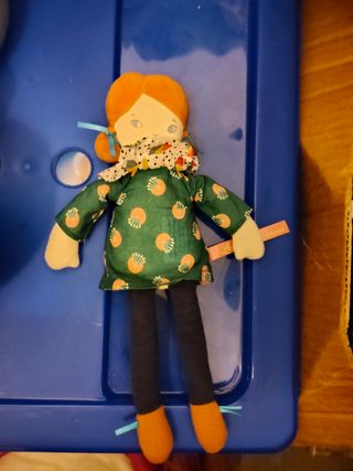 Muñeca de trapo con vestido floral