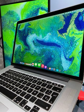 MacBook Pro 15”/16GB RAM + Paq Offce
