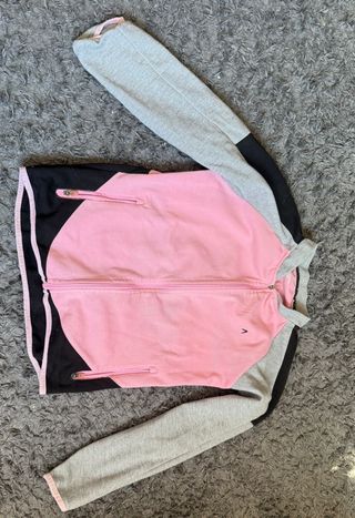 Chaqueta deportiva rosa y gris