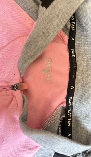 Chaqueta deportiva rosa y gris