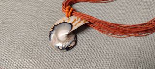 Collar concha nautilus y cordón naranja