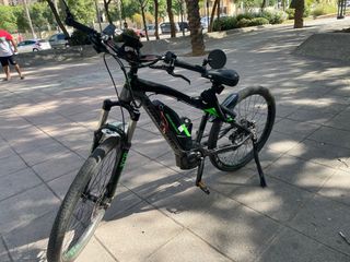Bicicleta eléctrica negra y verde