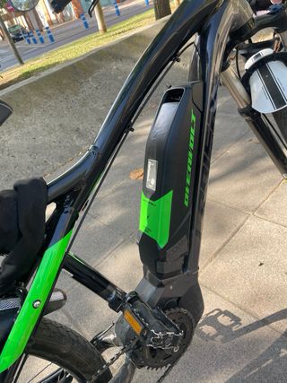 Bicicleta eléctrica negra y verde