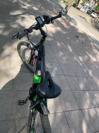 Bicicleta eléctrica negra y verde