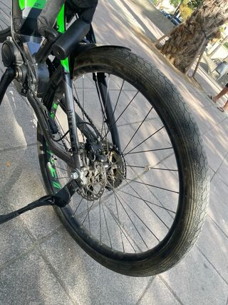 Bicicleta eléctrica negra y verde